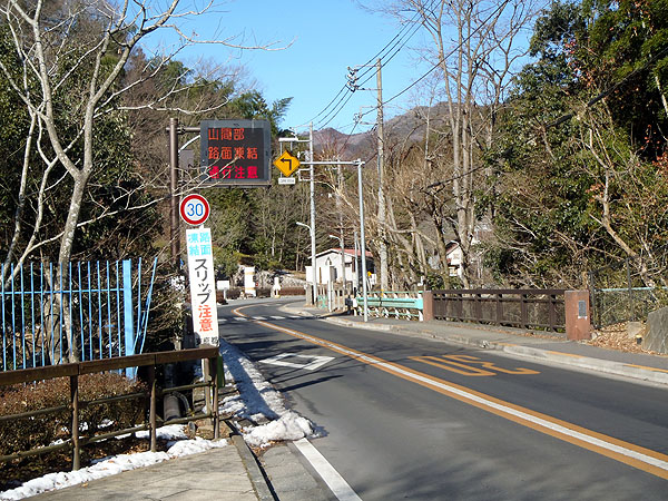 山間部路面凍結走行注意